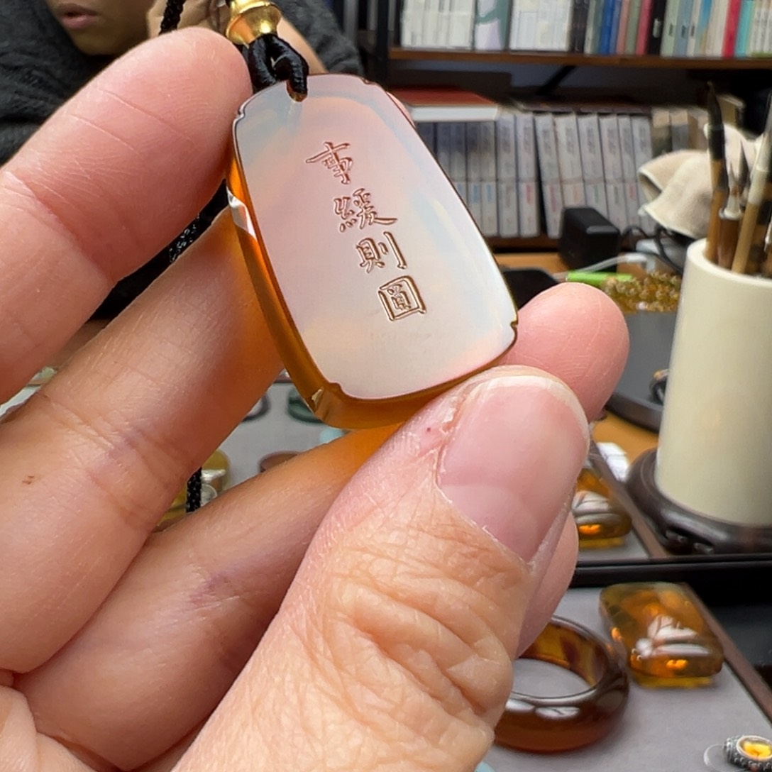 琥珀颈饰未镶嵌事缓则圆