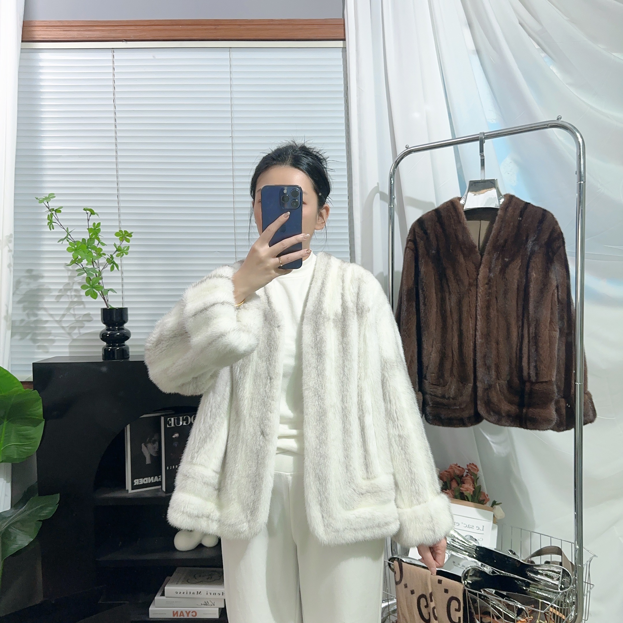 进口皇冠天鹅绒水貂整皮原色V领南瓜挽袖全抽机开（65长）皮草外套