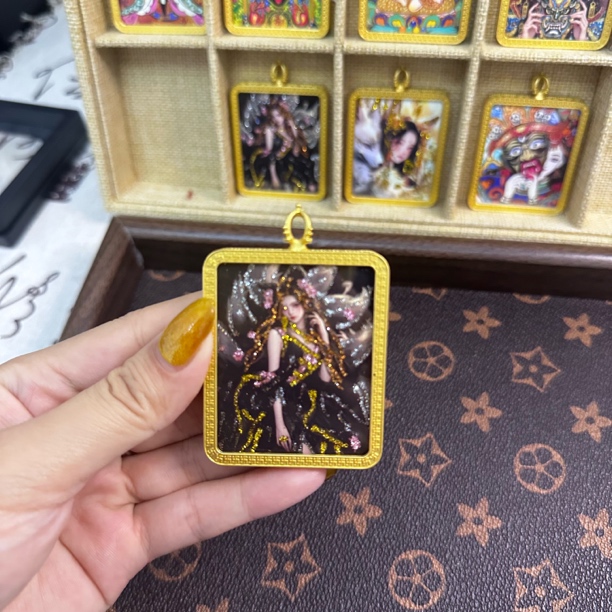铜合金锦纶吊坠 正版招桃花小九狐狸半手绘彩金款唐卡手工编织绳