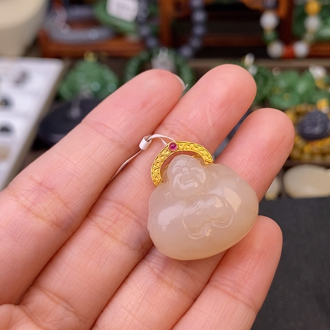 和田玉熟藕粉吊坠清货价18.K金抱抱佛未镶嵌