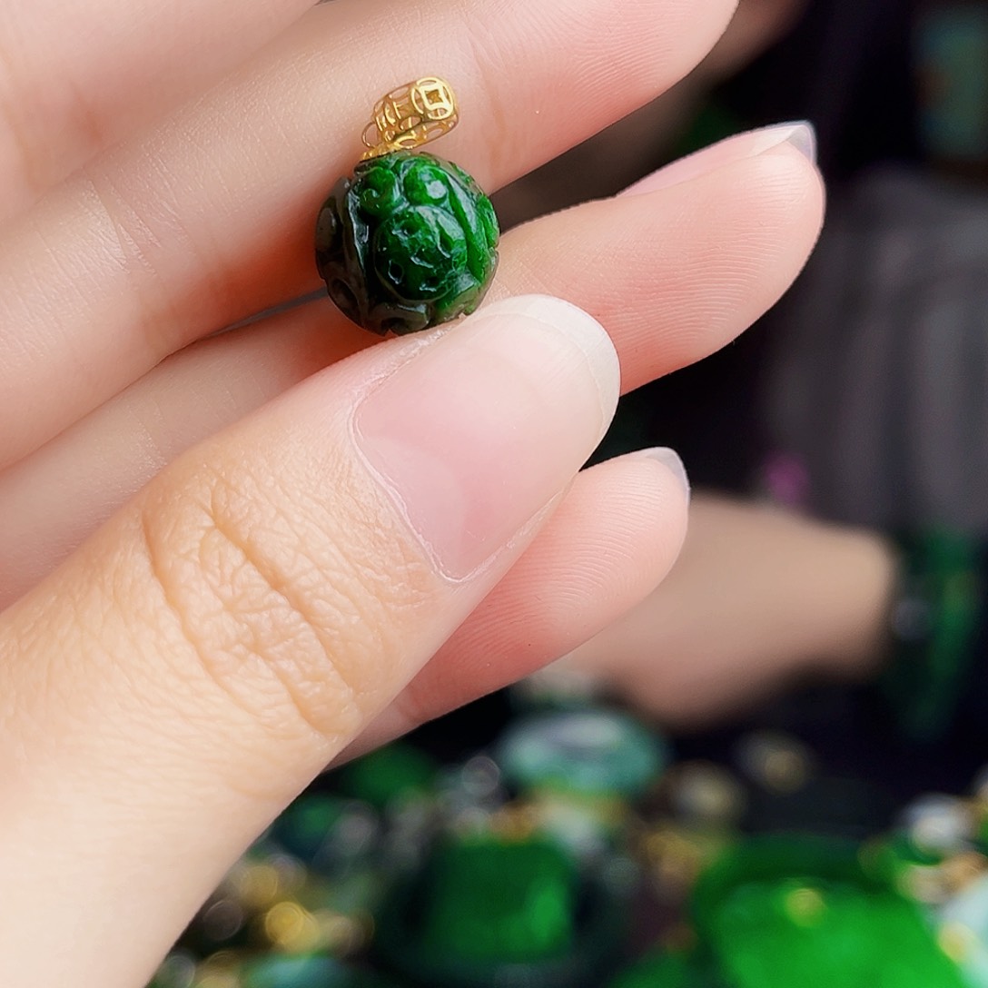 颈饰18K金镶嵌翡翠多样性