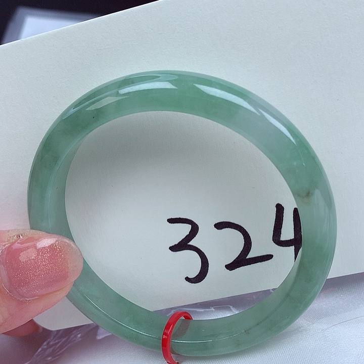 翡翠手镯未镶嵌翡翠