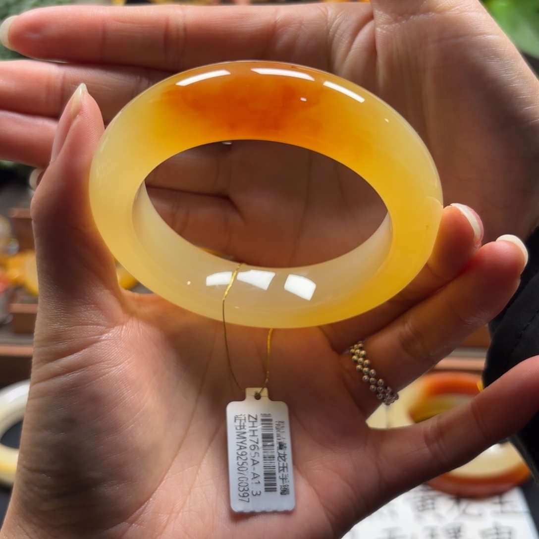 美***包石英质玉（黄龙玉）未镶嵌手镯