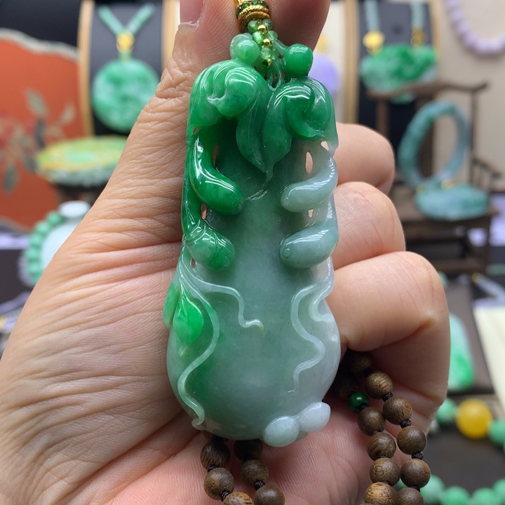 翡翠未镶嵌吊坠(赠链)