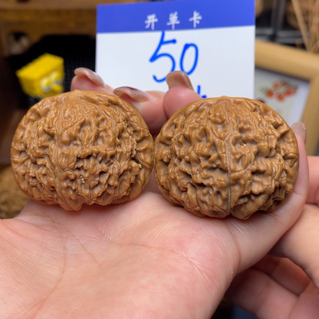 桃核把件水龙纹46李。  