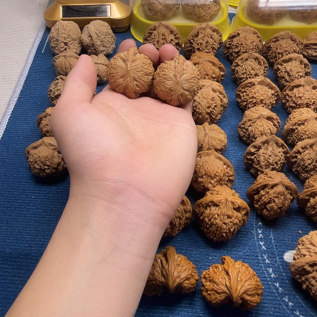 文玩核桃吊坠绣球