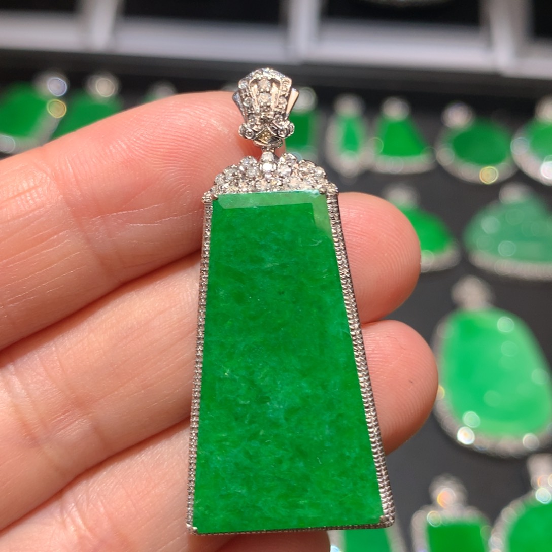 翡翠颈饰18K金镶嵌翡翠