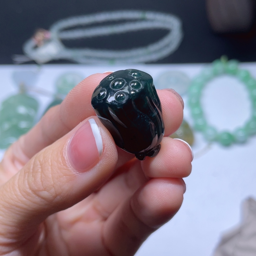 翡翠颈饰未镶嵌莲子