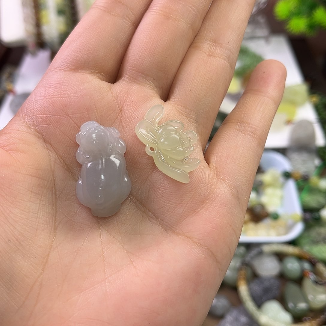 和田玉未镶嵌颈饰燕****）