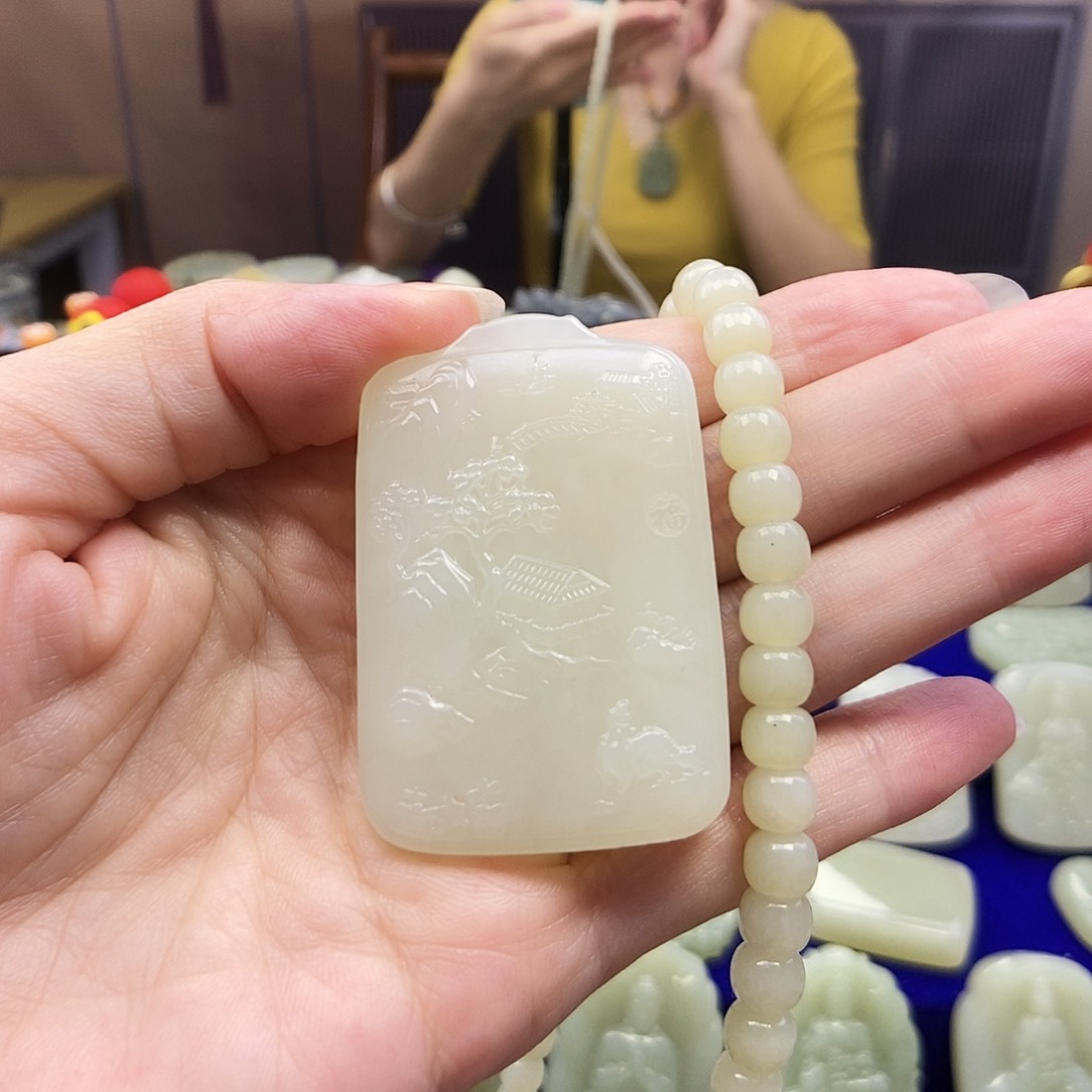 和田玉未镶嵌颈饰郭***铺