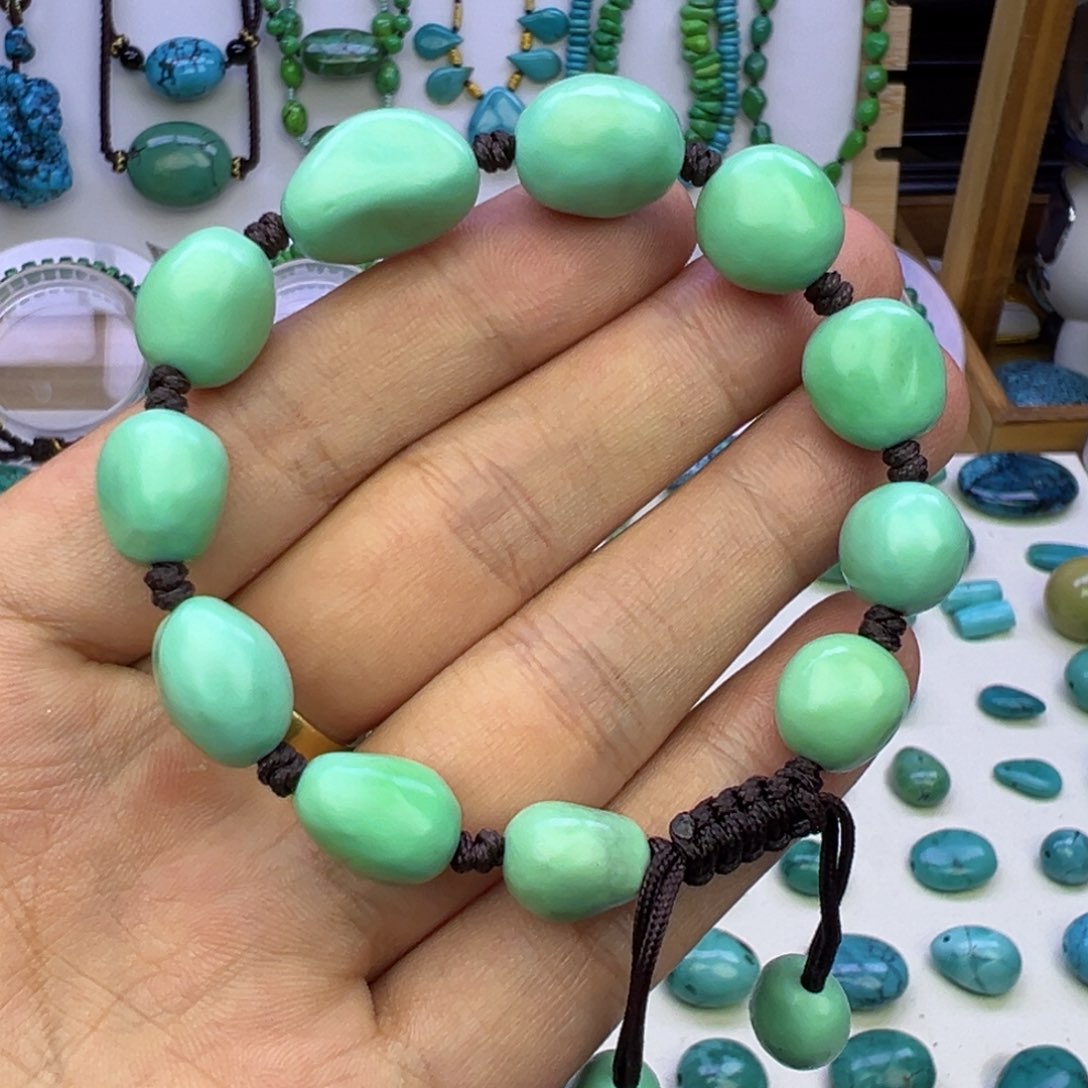 冬****喂云盖高瓷嫩绿随型手串