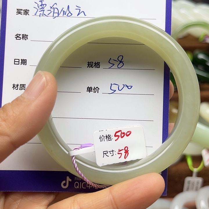 漂***云和田玉未镶嵌手镯