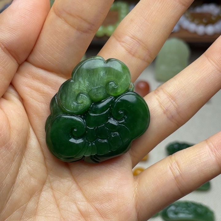 阳***露和田玉未镶嵌颈饰