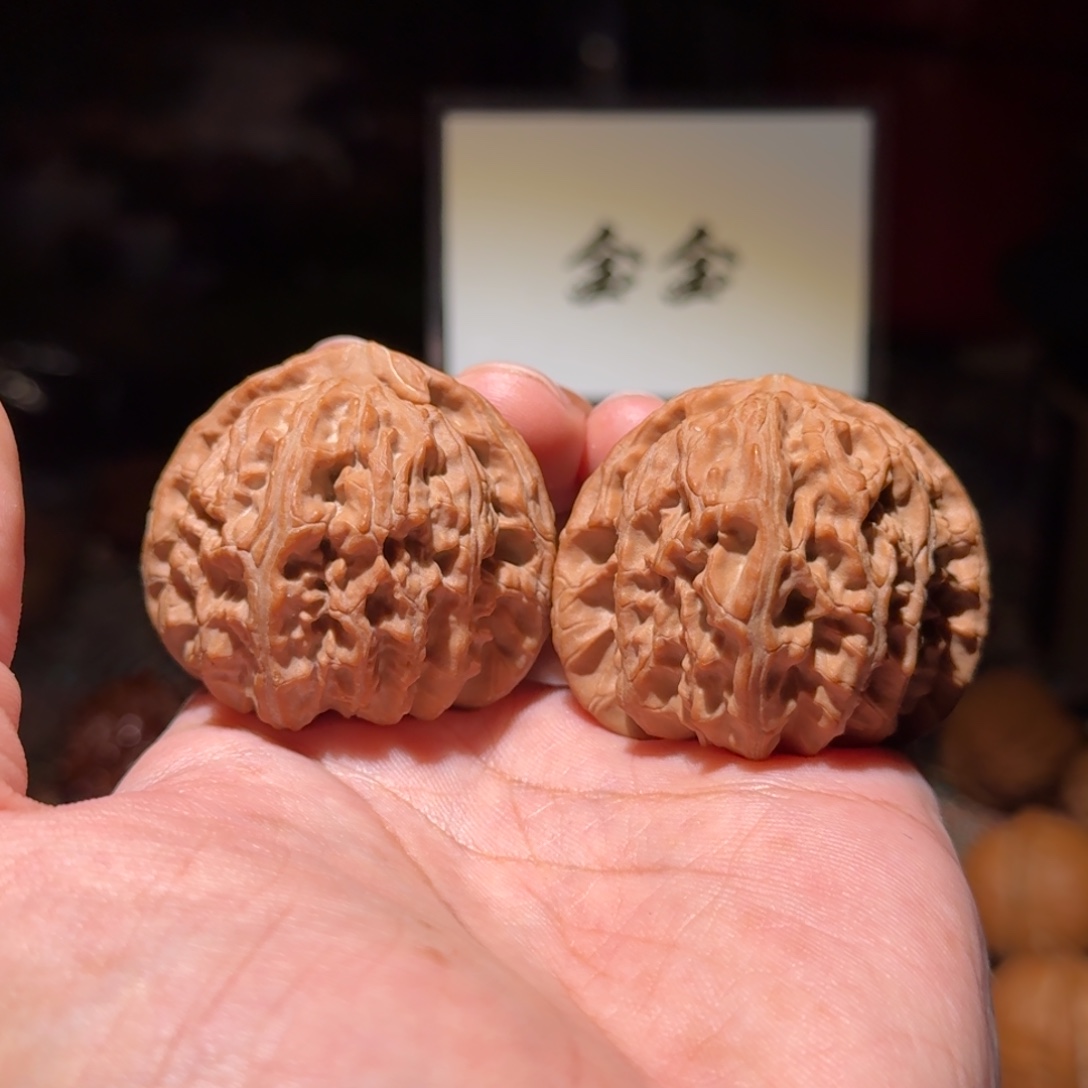 核桃把件1346三角白，尺寸45 44 39