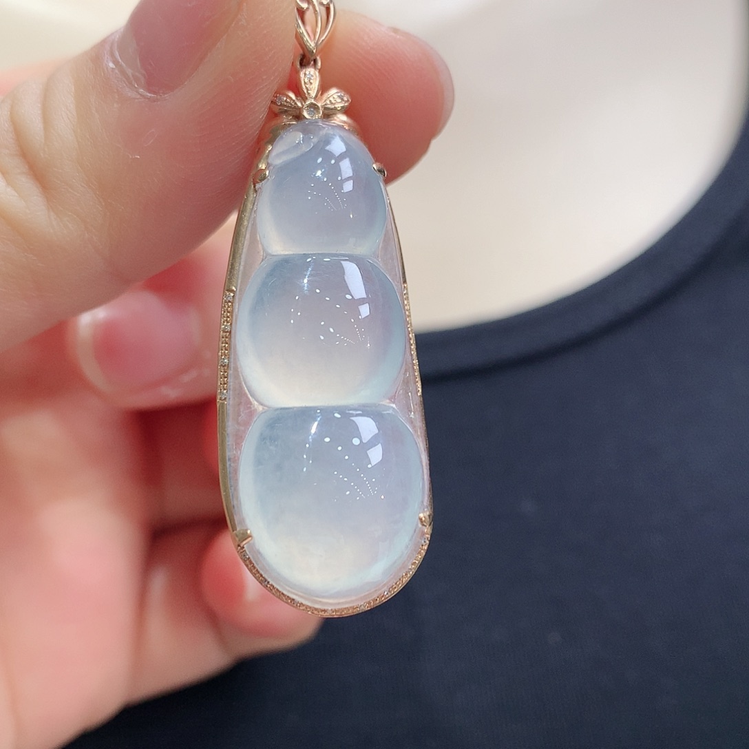 翡翠18K金镶嵌颈饰福豆