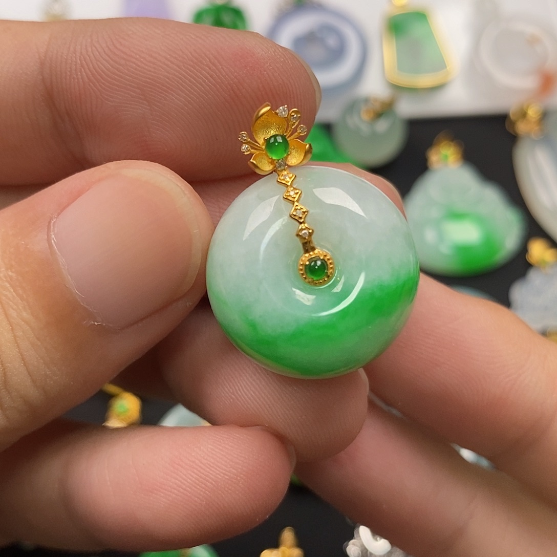 翡翠18K金镶嵌颈饰翡翠