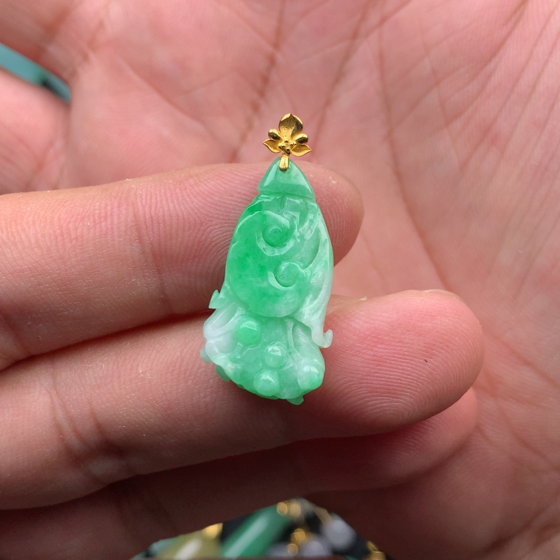 颈饰18K金镶嵌翡翠白菜