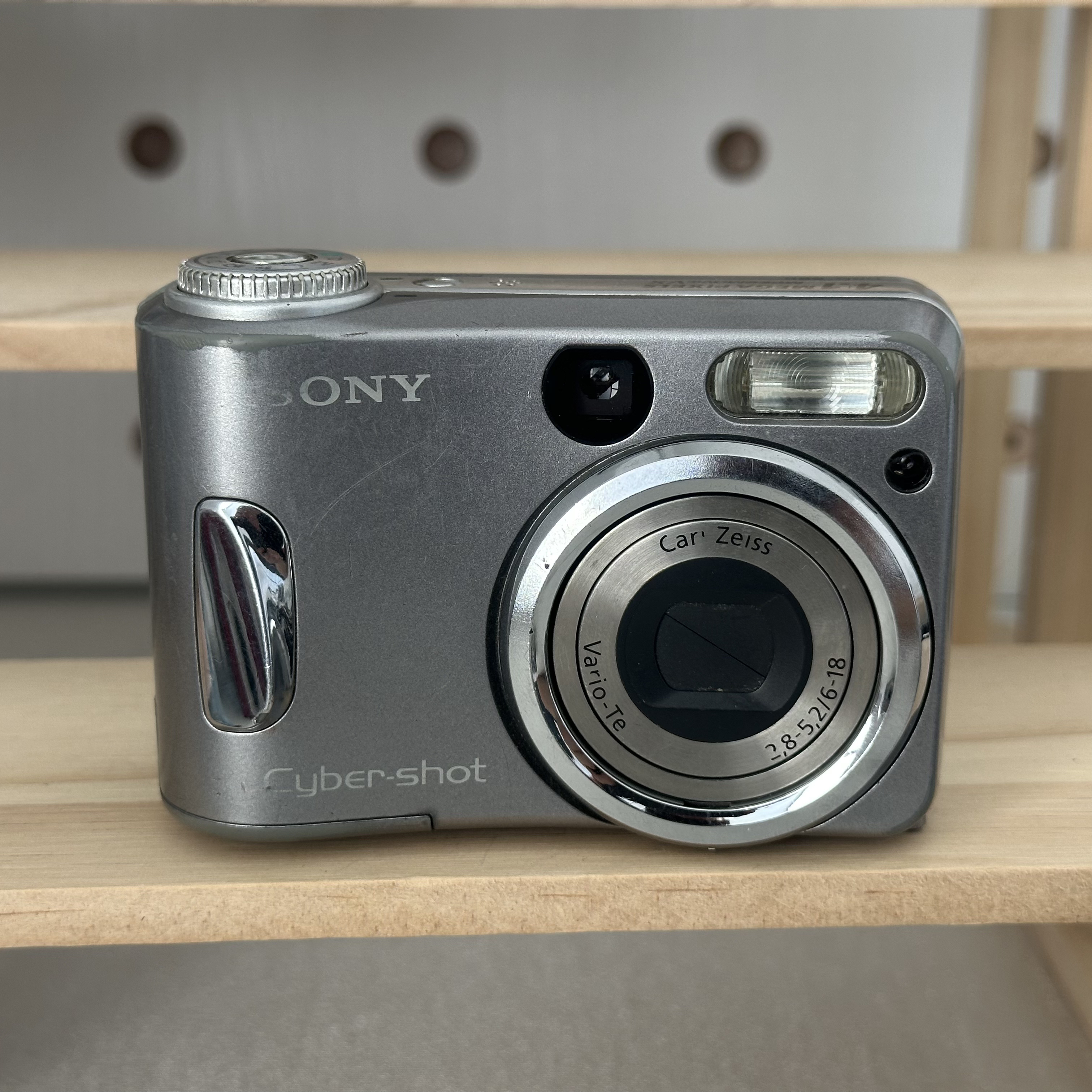 9新 Sony/索尼 索尼s60银色410万像素3倍变焦自备内存卡