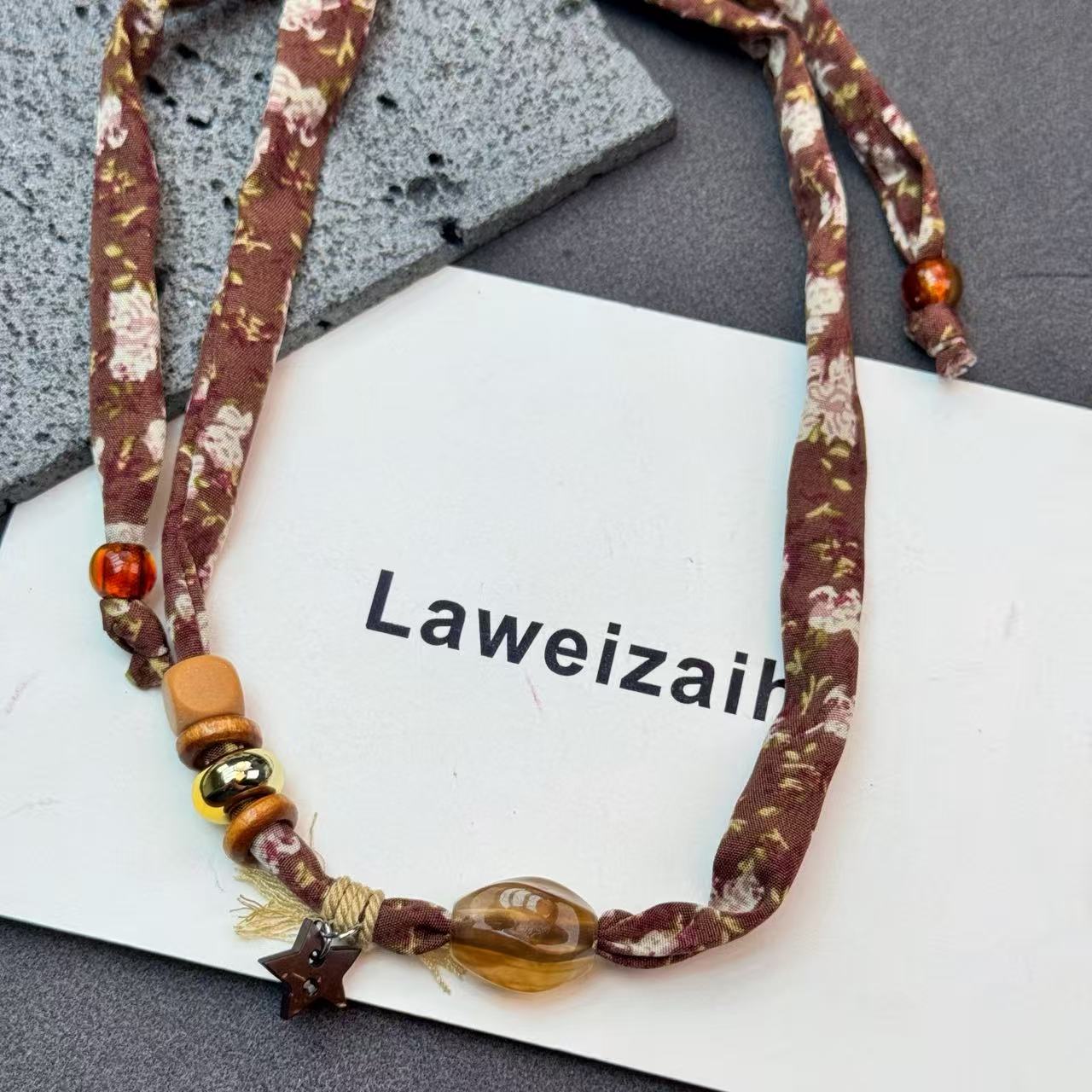   17473秋冬新款棕色小碎花丝巾项链