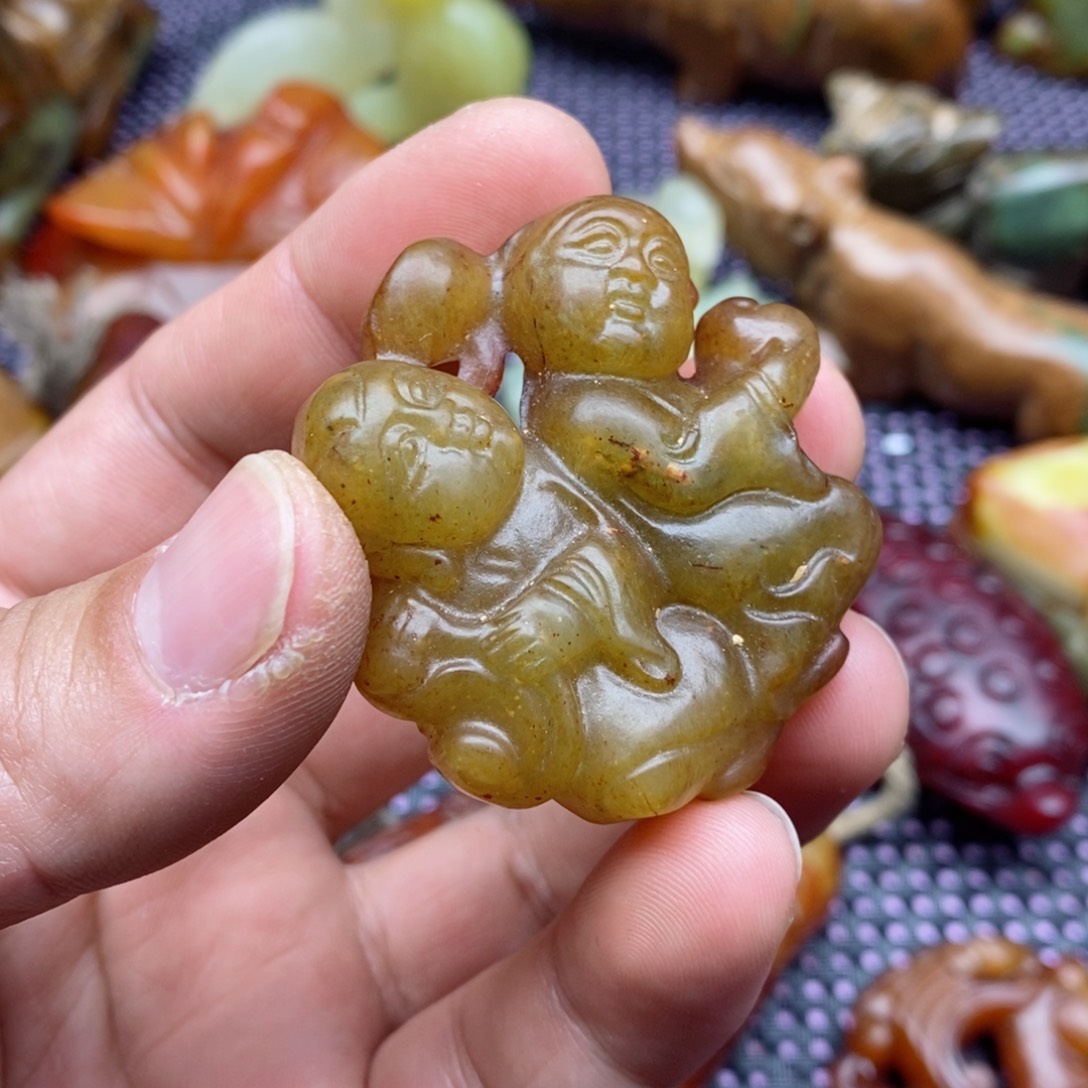 蛇纹石玉颈饰足银镀金镶嵌