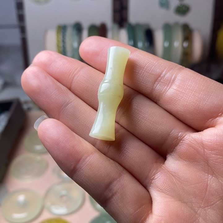 蛇纹石玉颈饰未镶嵌