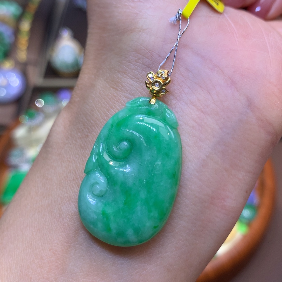 翡翠18K金镶嵌颈饰