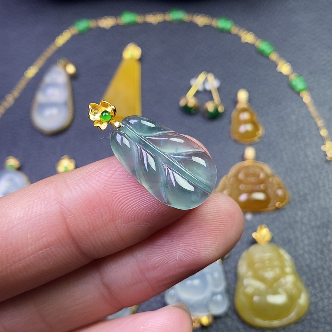 颈饰18K金镶嵌翡翠