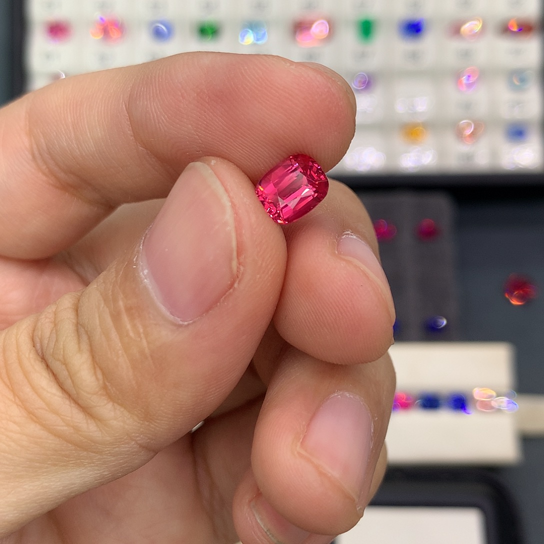 尖晶石裸石1.39克拉吉尔德大证越南绝地全净