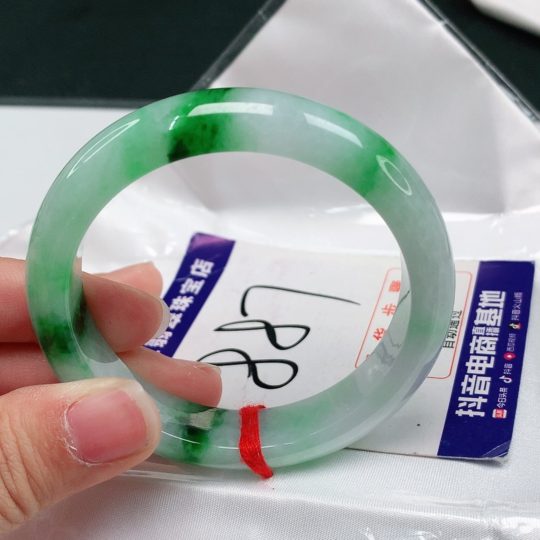 翡翠手镯未镶嵌翡翠