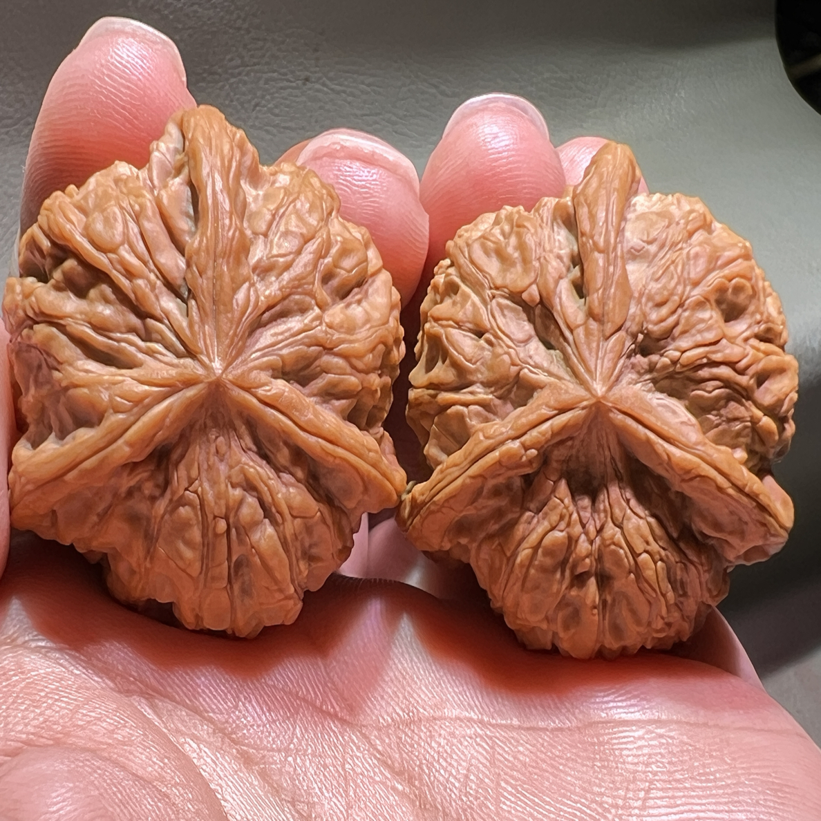 雨花石正奔三棱异形红皮罕见全品骨质极好男士手把件盘它麻核桃