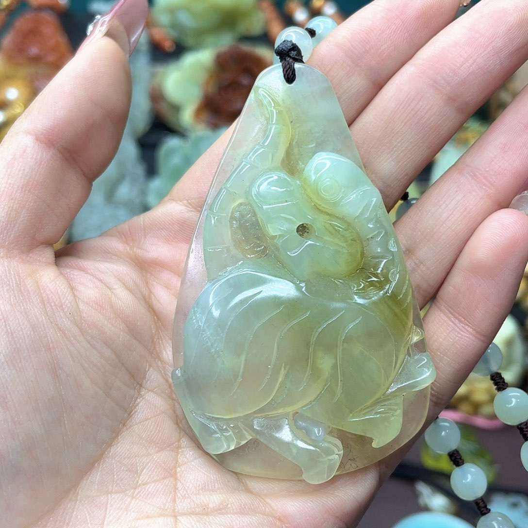 蛇纹石玉颈饰未镶嵌