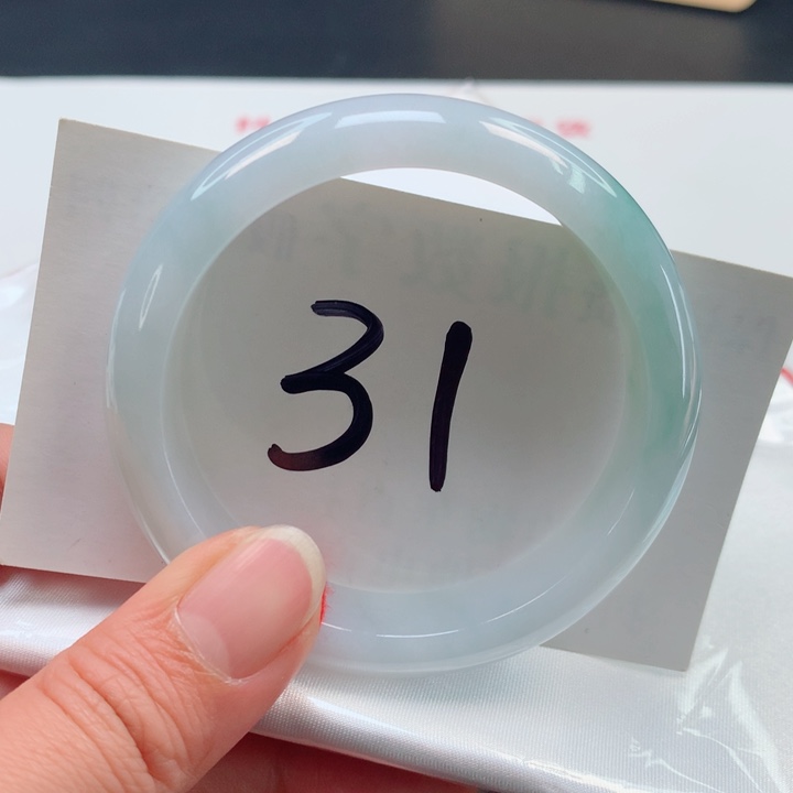 翡翠手镯未镶嵌冰