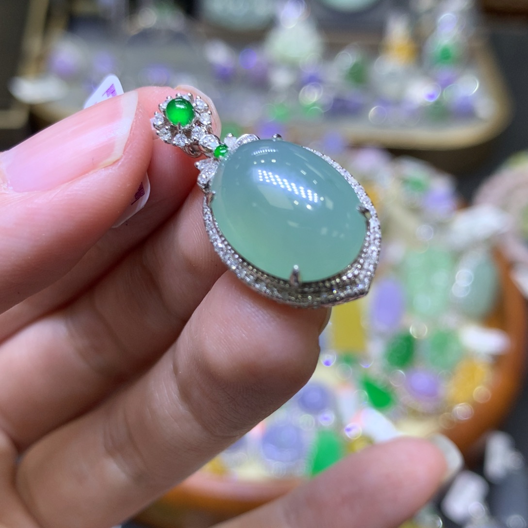 翡翠颈饰18K金镶嵌翡翠吊坠项链