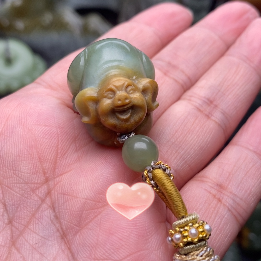 未镶嵌岫岩河磨玉（透闪石质玉）挂件