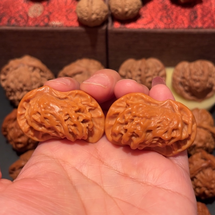 文玩核桃吊坠犀牛望月