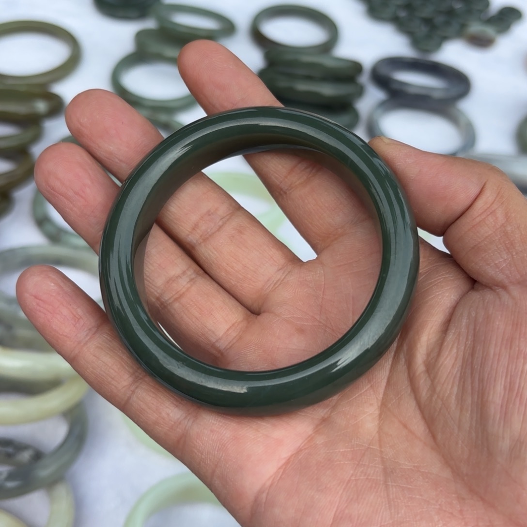 和田玉手镯未镶嵌58加圈口。定制不退换