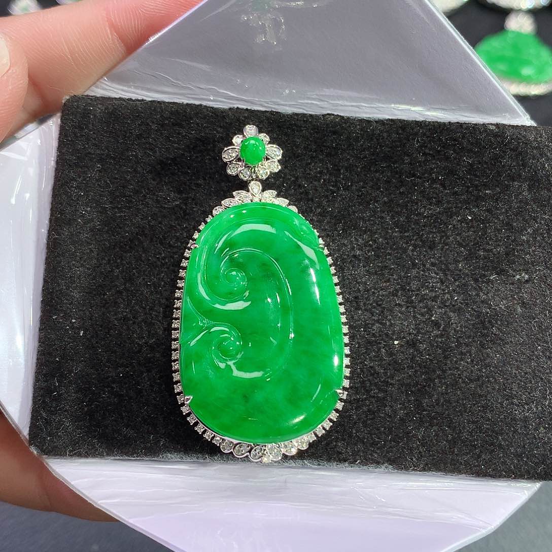 翡翠吊坠(赠链)18K金镶嵌