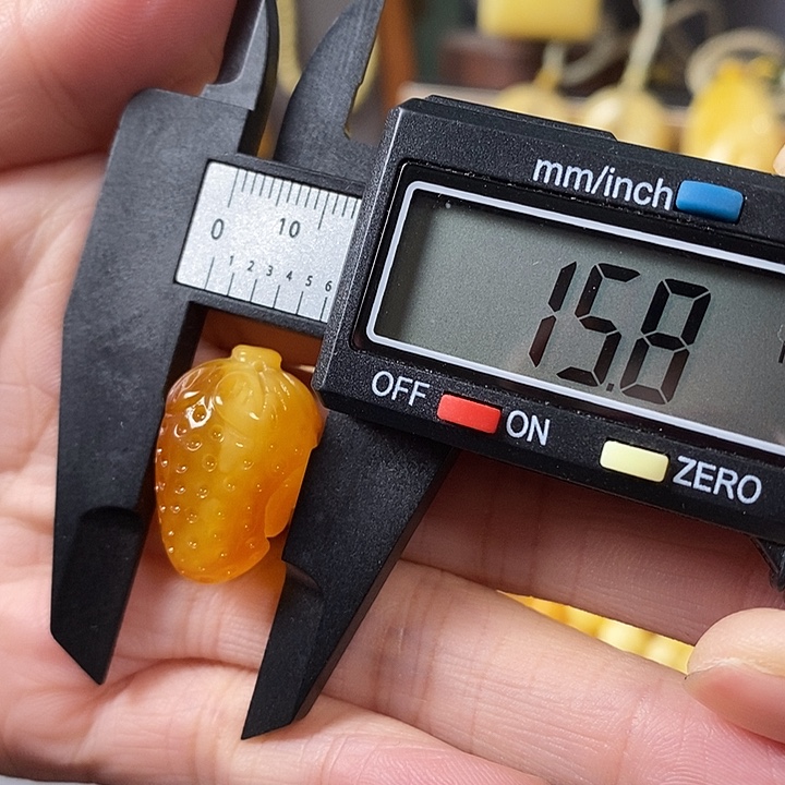 琥珀未镶嵌裸石雕刻件