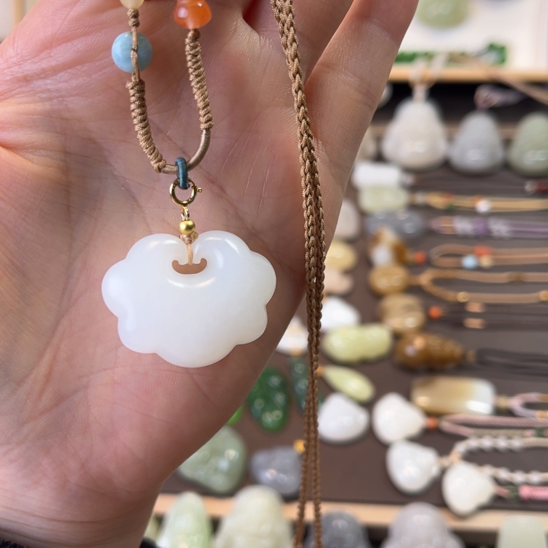 和田玉颈饰未镶嵌冒****乐锁