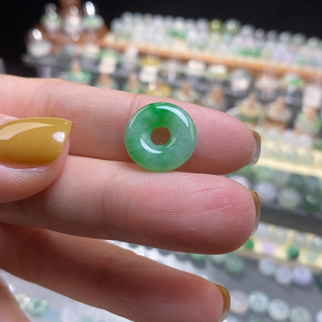 翡翠未镶嵌颈饰飘绿