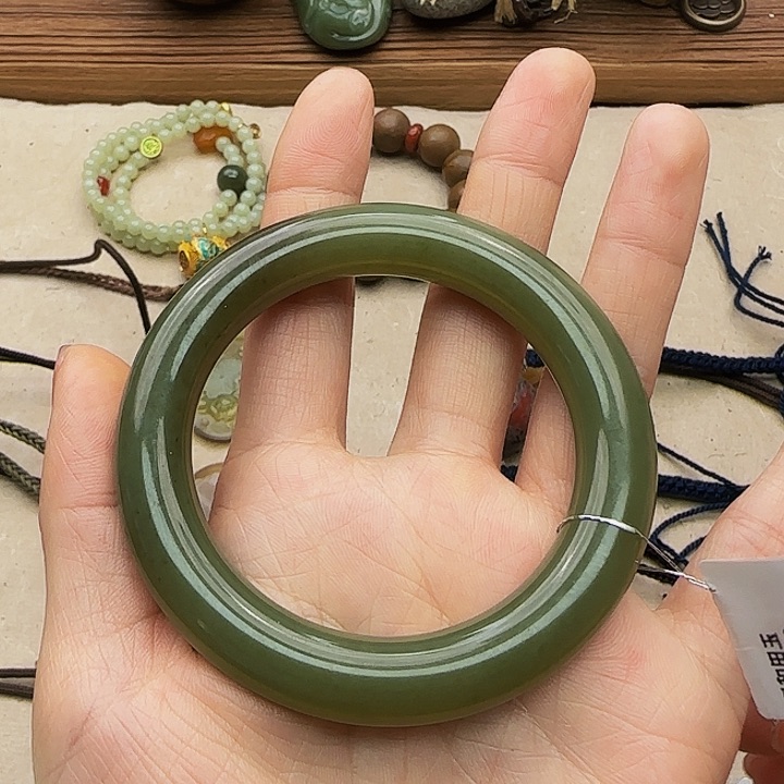 和田玉手镯未镶嵌小**?