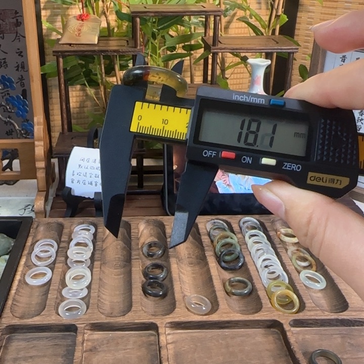 蛇纹石玉颈饰合金