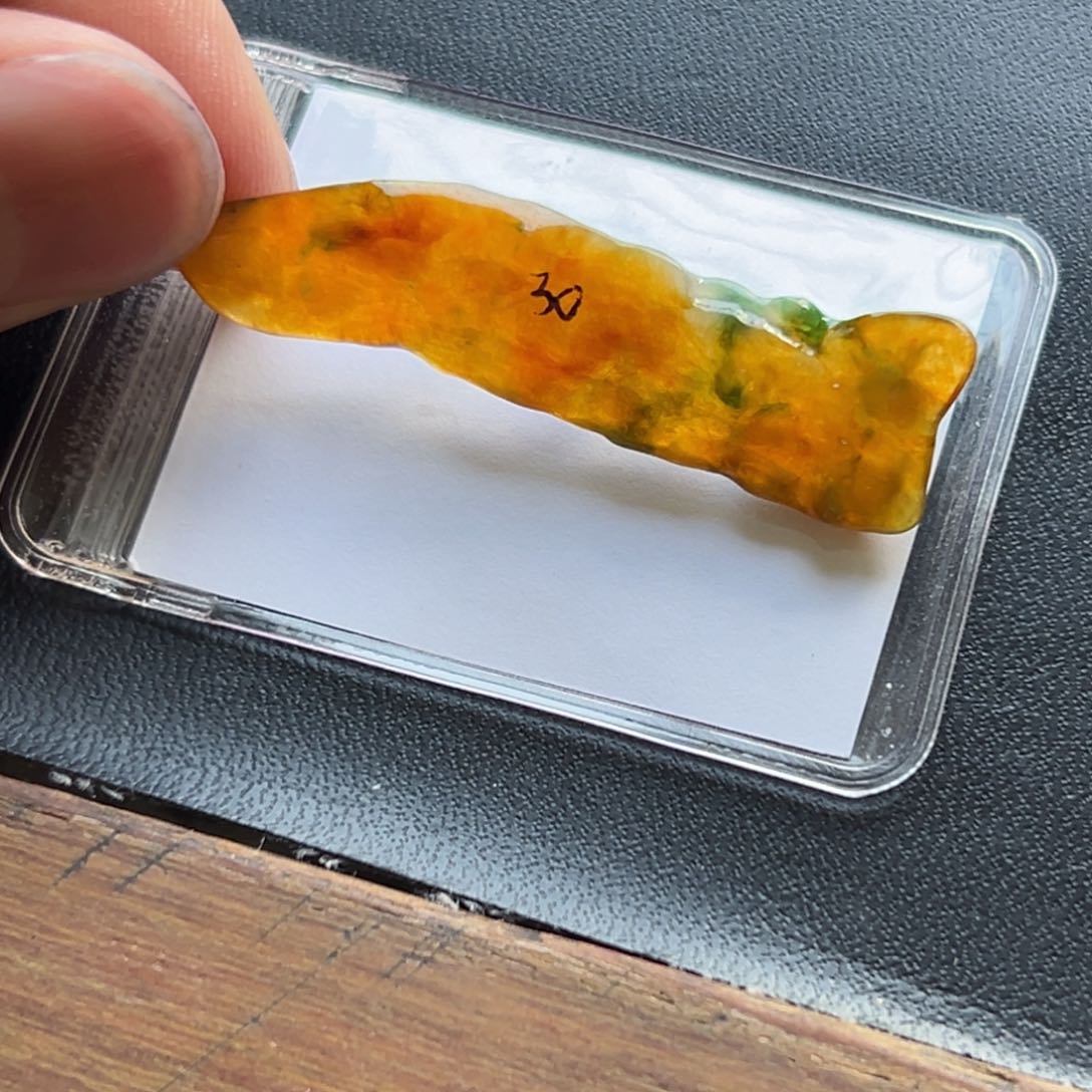 定制翡翠未镶嵌冰红翡吊坠飘绿花