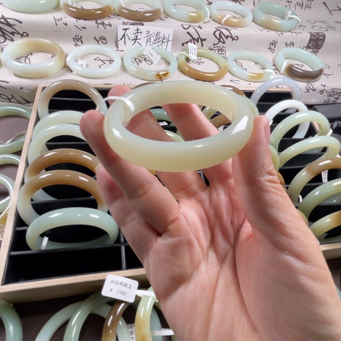 和田玉未镶嵌手镯