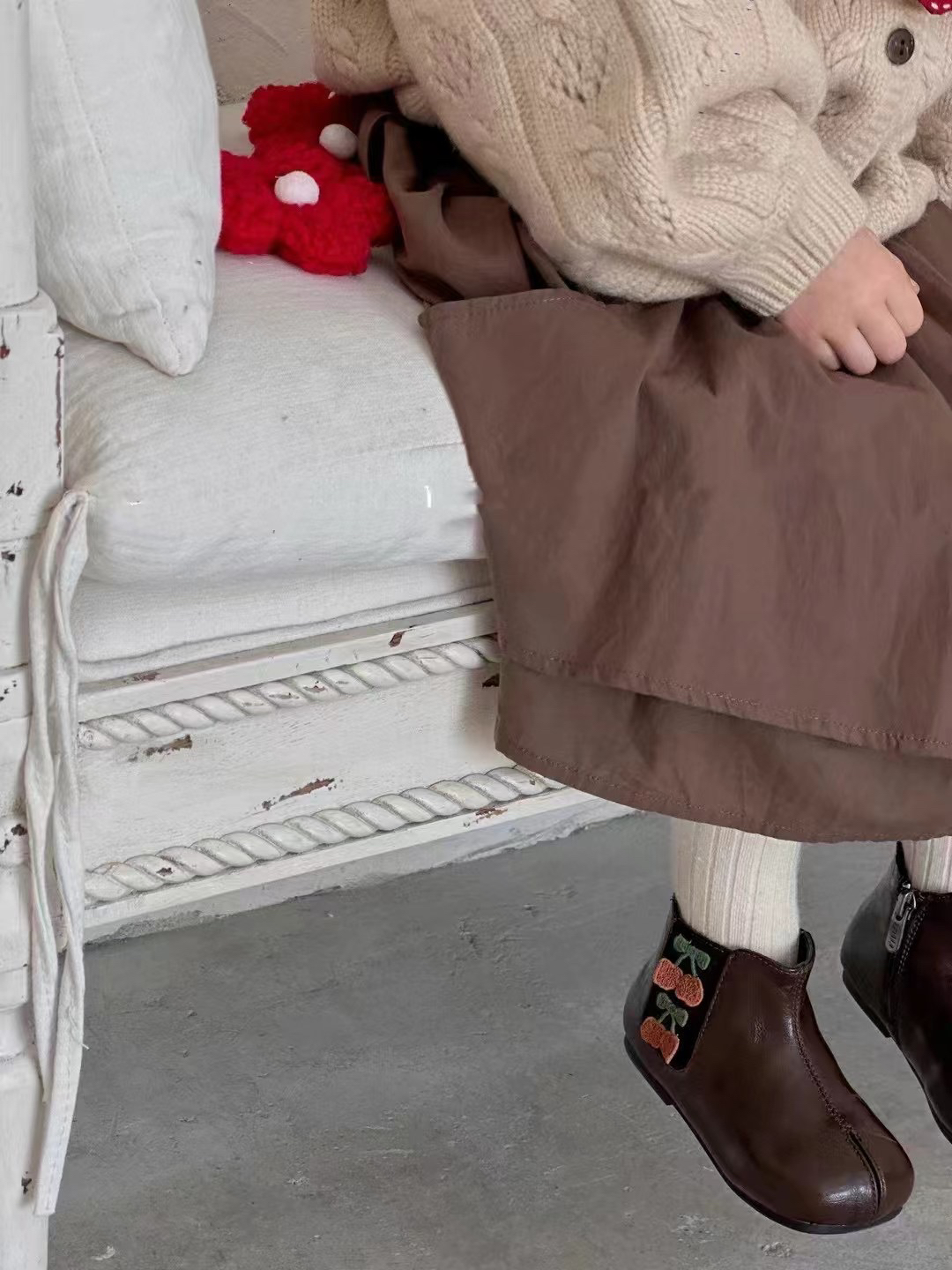 儿童小樱桃小短靴韩版秋冬时尚棕色