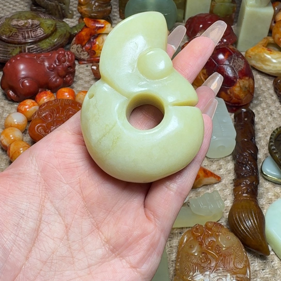蛇纹石玉未镶嵌颈饰