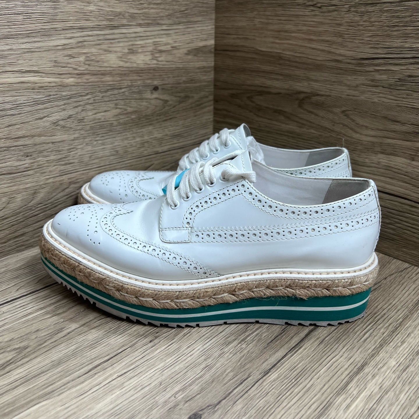 95新 Prada/普拉达 白色雕花厚底皮鞋 37.5码