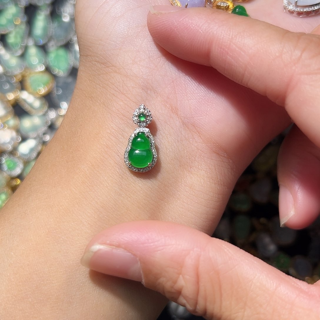 翡翠颈饰18K金镶嵌吊坠