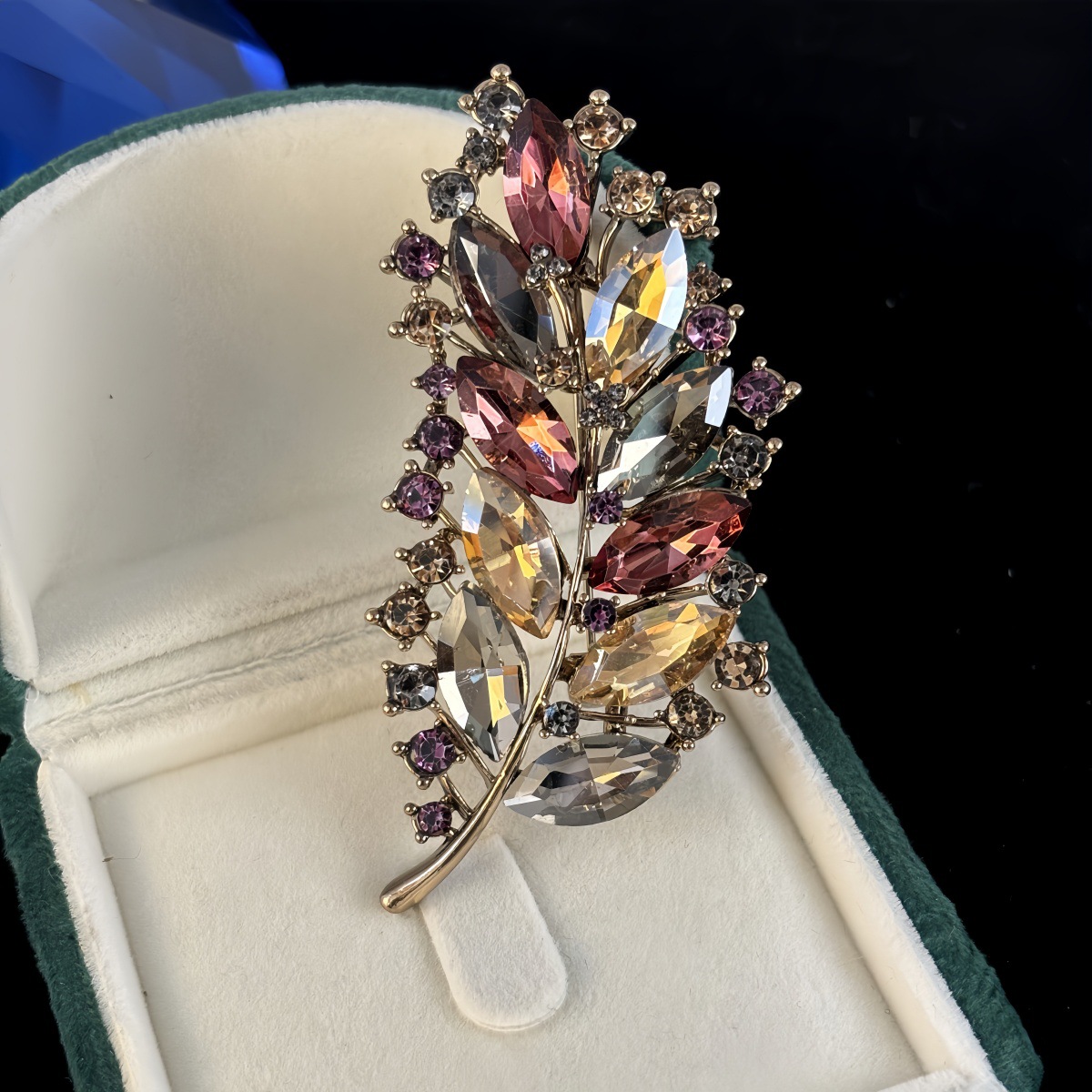 锌合金仿水晶胸针 2024年新款复古水晶树叶胸针高档奢华气质胸针