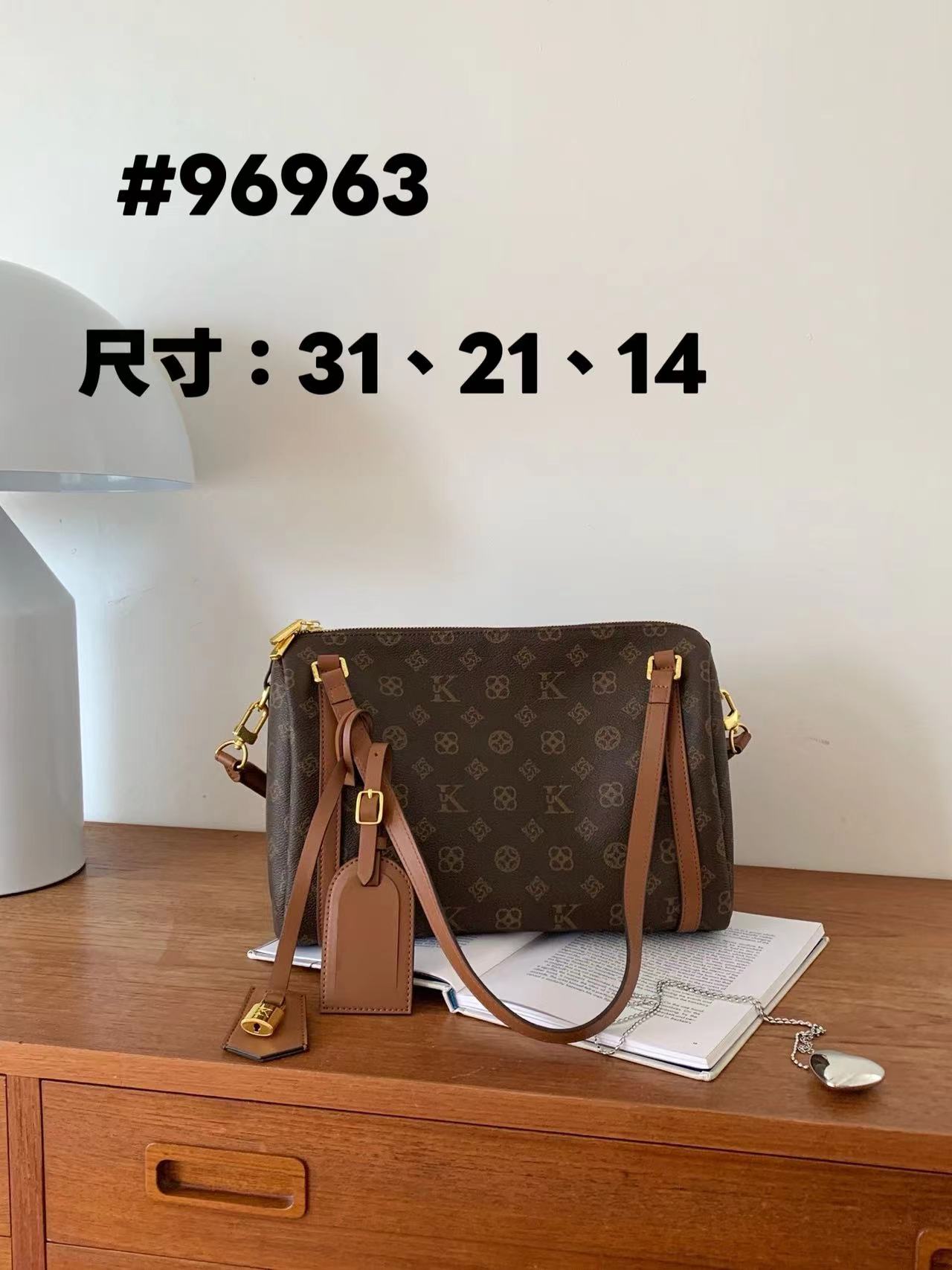 UK定制手提款字母文艺风防刮耐磨斜挎包枕头包腋下包#